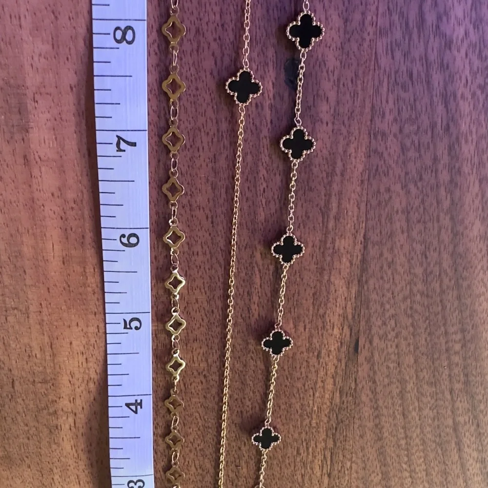 Step out in style with this timeless Clover & Flower triple set. - Picture 5 of 16